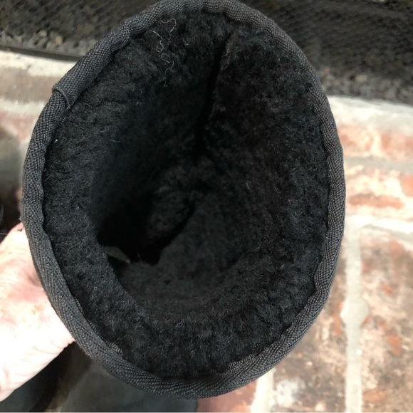Ugg classic boot in black suede. Mid-calf. Sheep skin lining. Size 6 - Picture 6 of 7